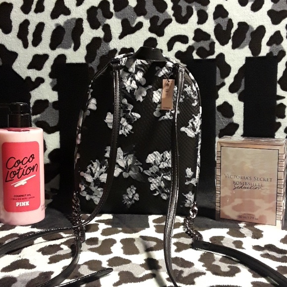 NWT Pebbled V-Quilt Small City Backpack - Picture 2 of 6